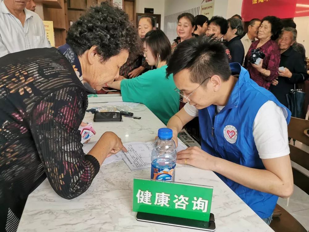 懂健康知識，做健康老人 老年健康宣傳周活動與咨詢服務紀實